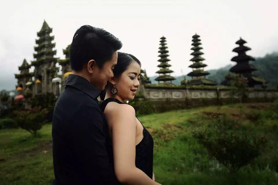 Photo of a couple with a temple background in Bali
