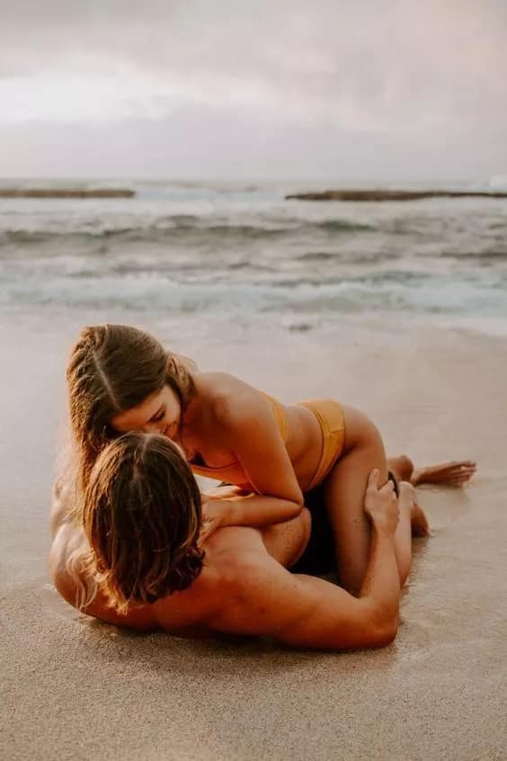 
A foreign tourist couple from Russia is taking a romantic photo on Uluwatu Beach, Bali.
