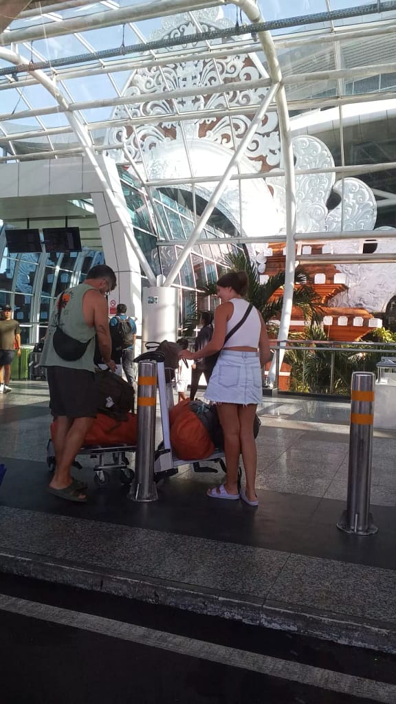 photo of 2 tourists from Australia after being dropped off at Ngurah Rai