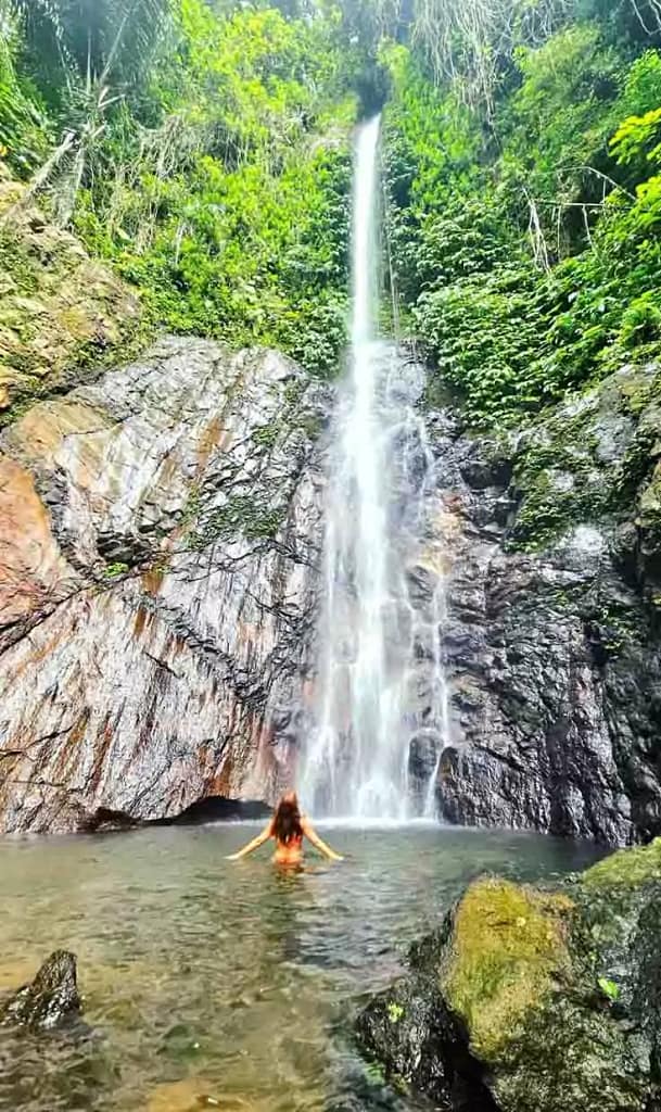 woman swimming and enjoy air terjun