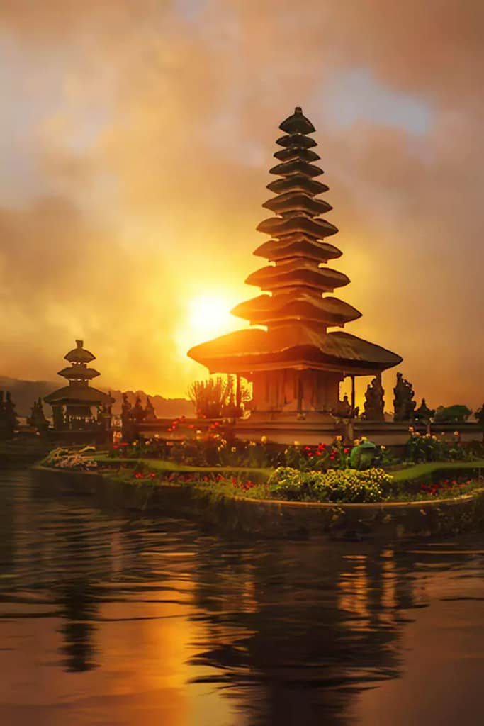 Ulun Danu Beratan – A Misty Sunrise by the Lake