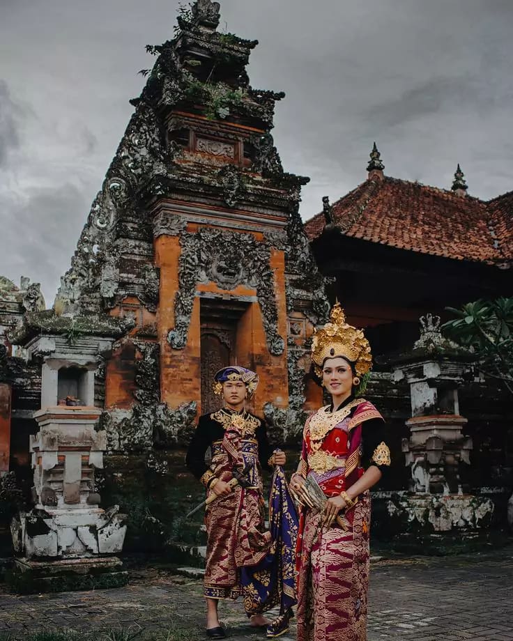 Photo of Balinese bride and groom in full and luxurious traditional clothes