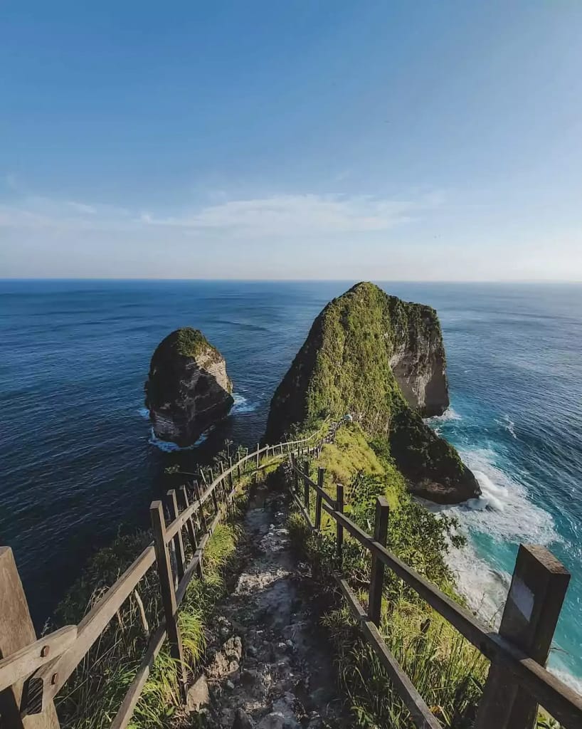 Myth: "The stairs are 800 steps? That’s just a scam to sell more water!" - How much is Kelingking Beach ticket?