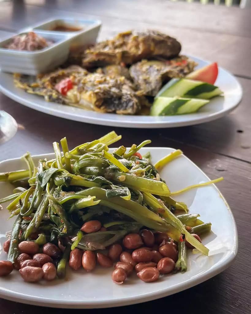 photo of food that has been served in the form of fish and Balinese specialties that are widely provided by warungs in Lake Batur.