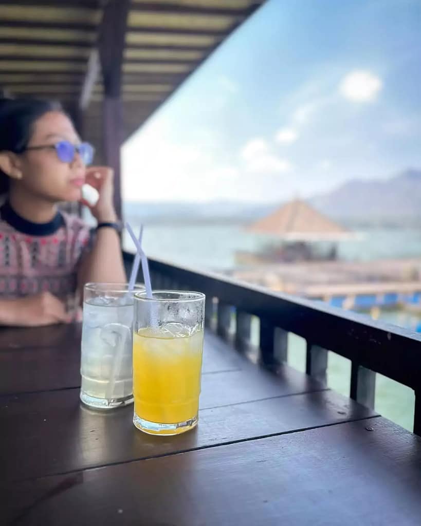 a tourist waiting for food at a stall around Lake Batur. 