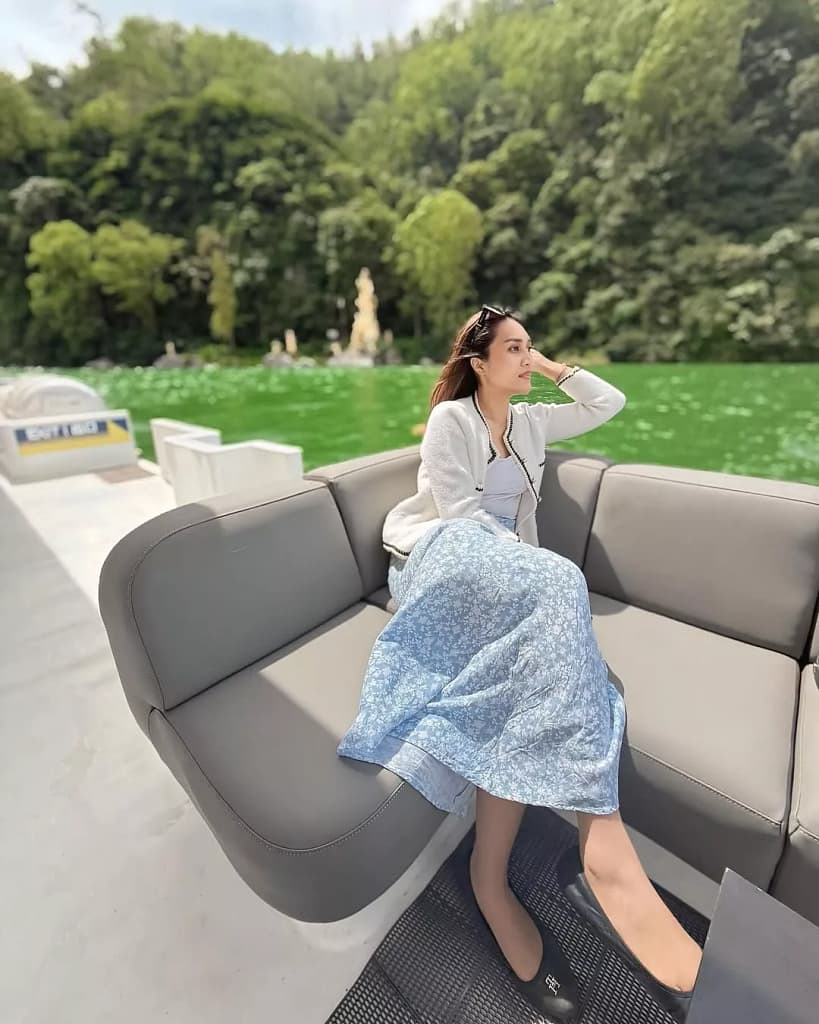 Stylish female traveler enjoying a luxurious moment in Bali, the ultimate goal after a challenging Benoa Cruise Port Transfer experience.