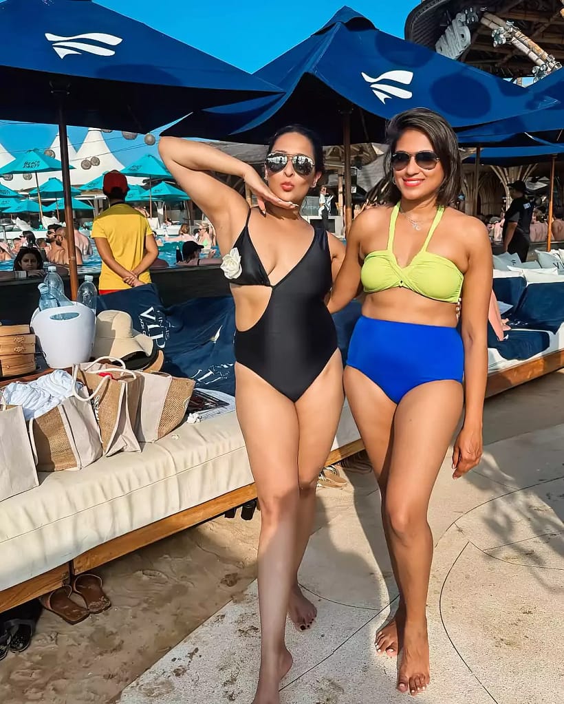 2 India Girl happy and Rnjoy at beach club bali