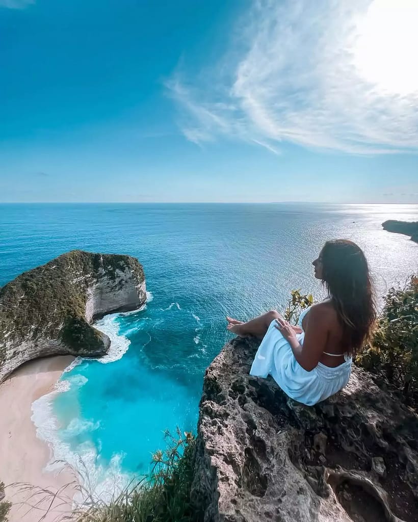 beautifull shoot woman at kelingking cliff