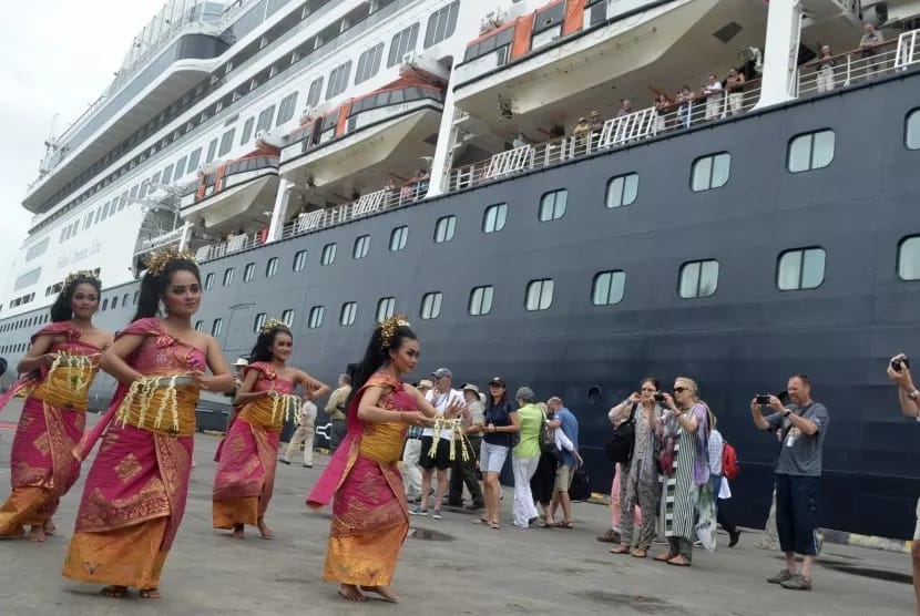 Traditional dancers welcoming guests from a cruise ship at Benoa Port, Bali. Tips for your smooth Benoa Cruise Port Transfer.