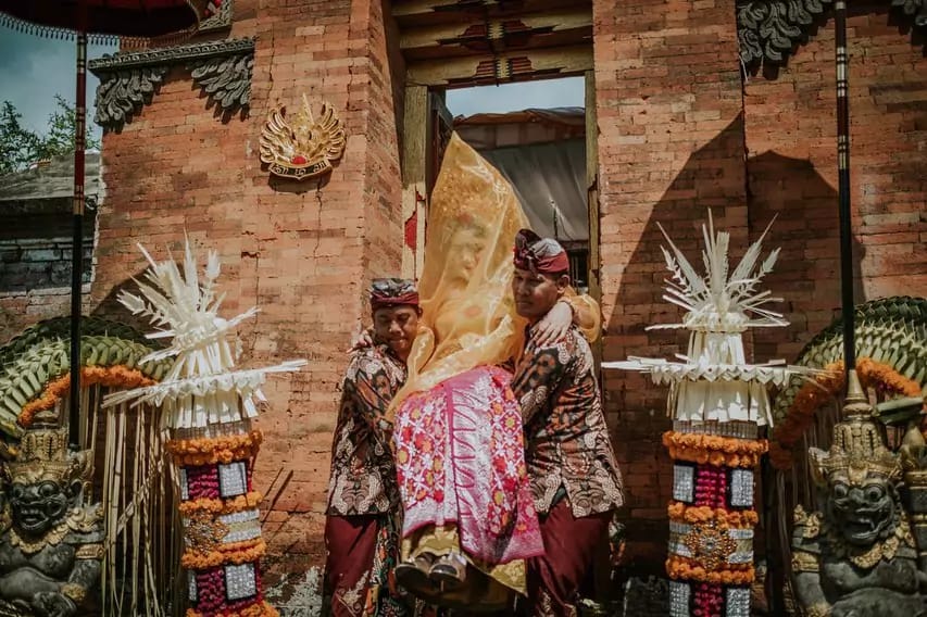 Ngungkab Lawang procession in traditional bali wedding