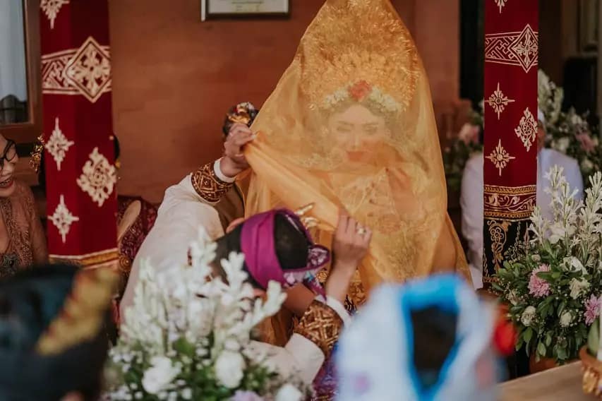 Ngungkab Lawang procession in traditional balinese wedding
