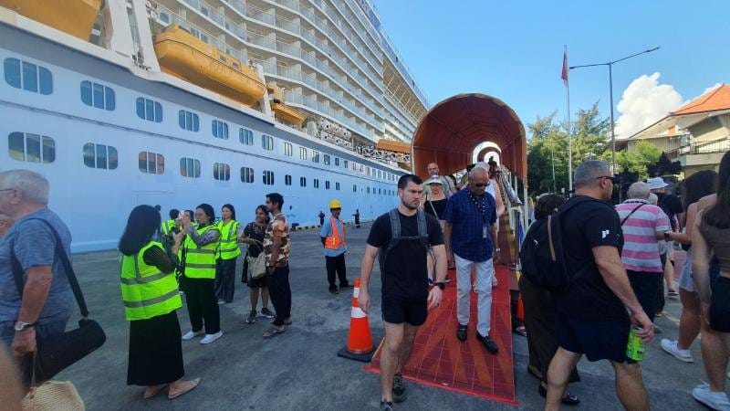 Passengers leaving a cruise ship at Benoa Port. Planning your Benoa Cruise Port Transfer is crucial.