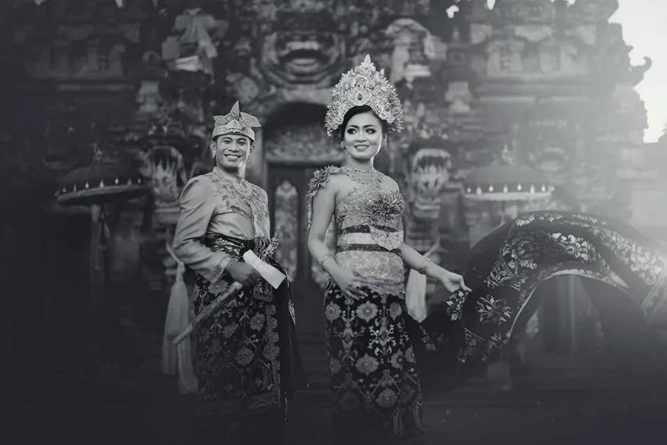 photo of a couple wearing traditional Balinese clothes in black and white by team hey bali